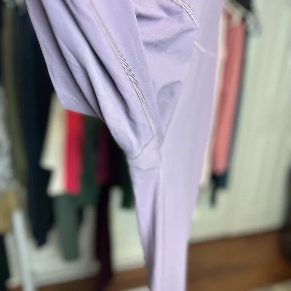 LULULEMON Groove Nulu Super-High-Rise Flared Pant
Regular SIZE 6 square dot - Picture 5 of 10